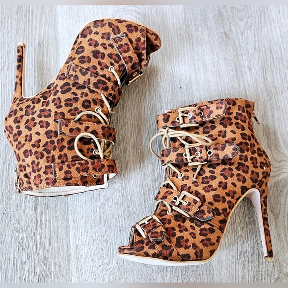 Size 7 Chase & Chloe Leopard Print Lace-Up Stiletto Booties - Picture 7 of 9